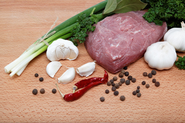 Viande, légumes et épices crus isolés sur une table en bois
. - Photo, image