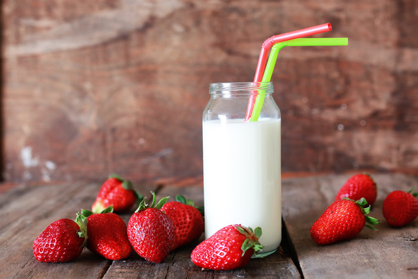 φράουλες και το γάλα σε ένα ποτήρι - Φωτογραφία, εικόνα