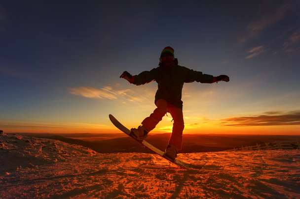 Lumilautailija vuorella auringonlaskun kanssa
  - Valokuva, kuva