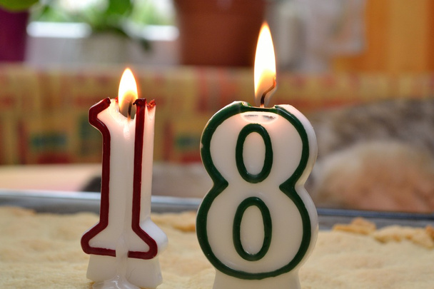 branden birthday kaarsen voor 18er - Foto, afbeelding