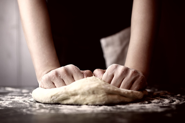 pizza preparar masa mano cubierta - Foto, Imagen