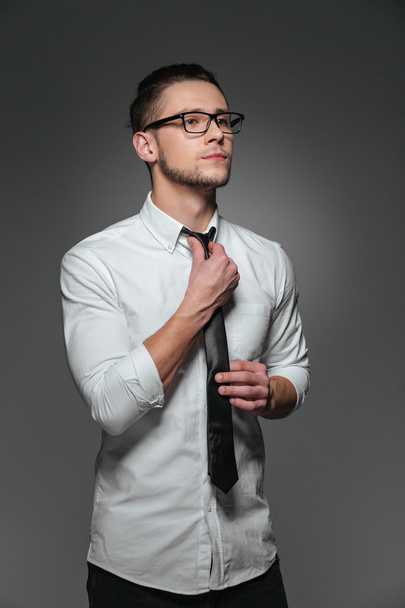 Komoly fiatal üzletember szemüveges, fehér inget és nyakkendő - Fotó, kép