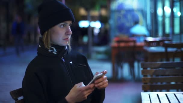 mladá žena pomocí smartphone v kavárně slow motion - Záběry, video