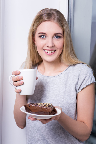 glückliche Frau mit Schokoladen-Kuchen und Kaffee - Foto, Bild