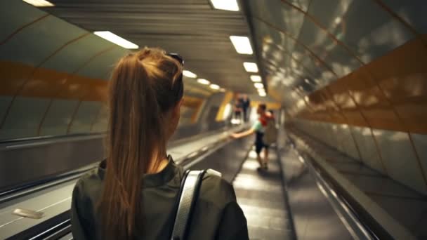 ζευγάρι πηγαίνει κάτω από το μετρό σε αργή κίνηση την κυλιόμενη σκάλα - Πλάνα, βίντεο