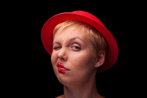 retrato de uma jovem mulher loira com chapéu vermelho
 - Foto, Imagem