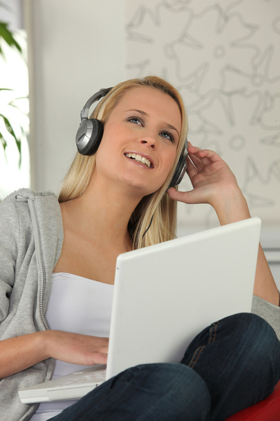 Teen with headphones and computer - Foto, Imagem