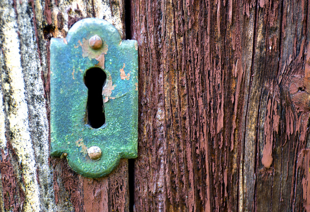 Gros plan d'un vieux trou de serrure avec clé sur une porte antique en bois
 - Photo, image