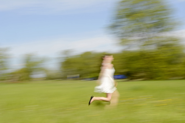 草原、ぼやけてジャンプ女性 - 写真・画像