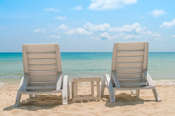 A trópusi, fehér homokos strand strand székek - Fotó, kép