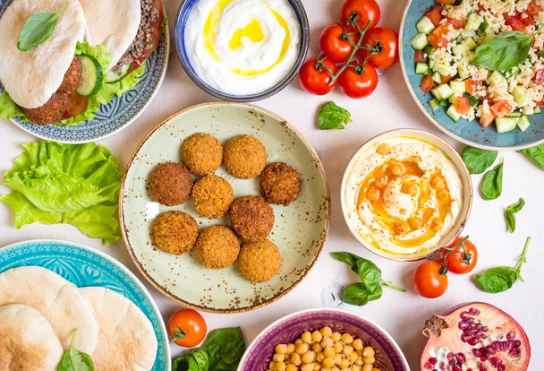 Mesa servida com pratos tradicionais do Oriente Médio
  - Foto, Imagem