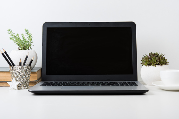 современное рабочее пространство с макетом ноутбука на столе
 - Фото, изображение