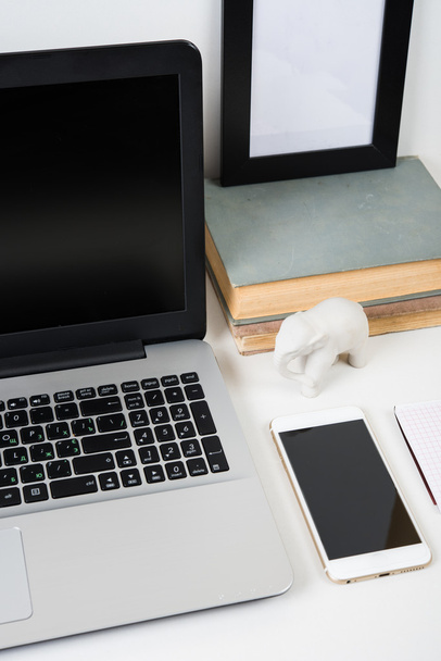 сучасний робочий простір з маком ноутбука на столі
 - Фото, зображення
