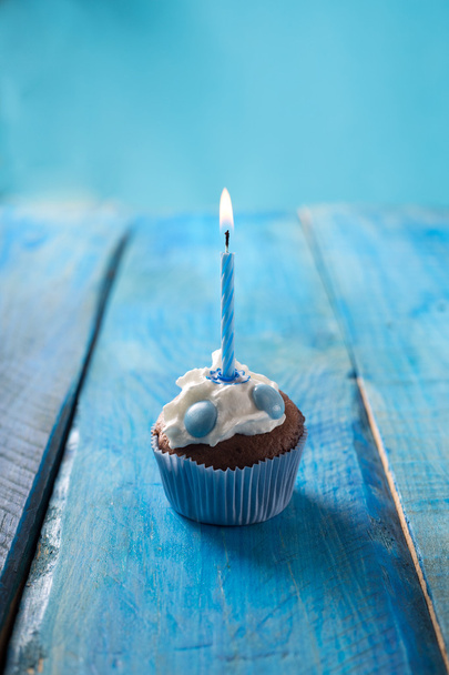 syntymäpäivä cupcake sinisellä taustalla
 - Valokuva, kuva