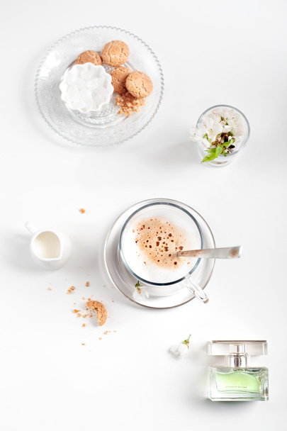 Cookie-kat, a cseresznye virágok és a parfüm cappuccino csésze - Fotó, kép