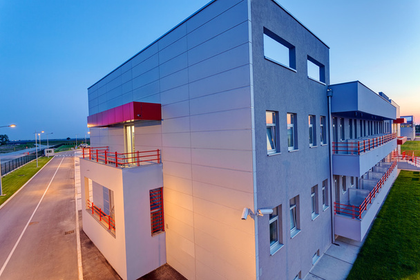 Edificio moderno en exterior
 - Foto, imagen
