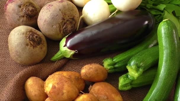 Gezonde biologische groenten op een jute zak  - Video