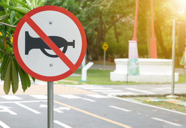 χτυπάει απαγορεύεται σημάδι για autos ως δεν ανατίναξη κέρατο - Φωτογραφία, εικόνα