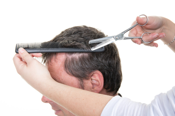 Чоловічі перукарень; перукарі. Перукарня ріже клієнт волосся - Фото, зображення