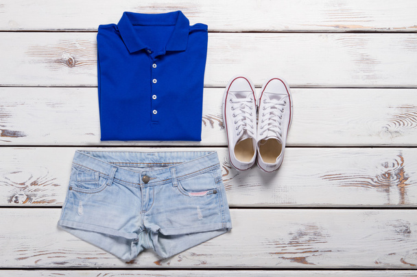 Modré tričko s límečkem a světlé džíny kraťasy. - Fotografie, Obrázek
