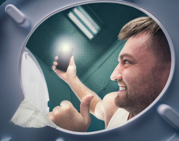 Homme faisant selfie près du bol de toilette
 - Photo, image