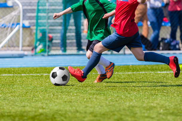 子供のサッカーの試合。トレーニングとサッカーのサッカー大会 - 写真・画像