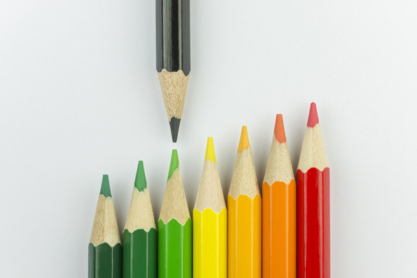 Konceptuální pastelky jako energetické označení barvy - Fotografie, Obrázek