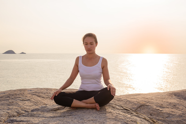 Жінка йога розслабитися - Фото, зображення