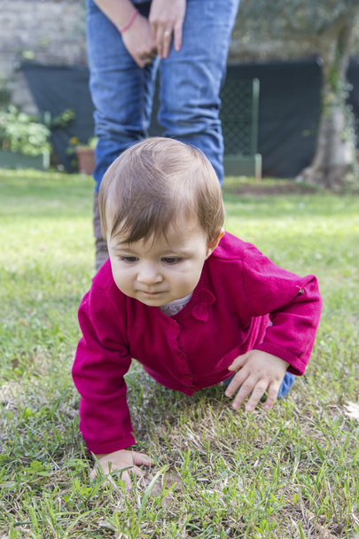 A fűben kúszás kislány - Fotó, kép