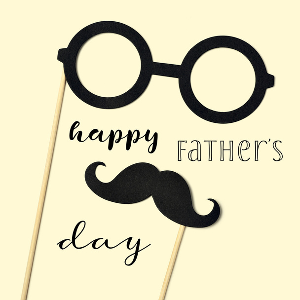 bril, snor en tekst happy fathers day - Foto, afbeelding