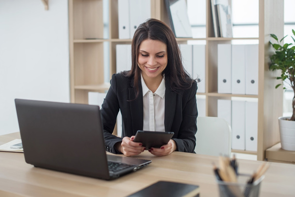 donna d'affari con notebook in ufficio, sul posto di lavoro
 - Foto, immagini