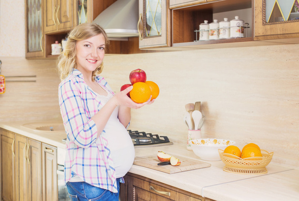pregnant woman in the kitchen - Photo, Image