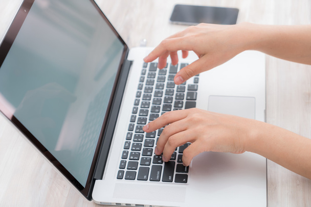 Persona escribiendo en el teclado del ordenador portátil - Foto, imagen