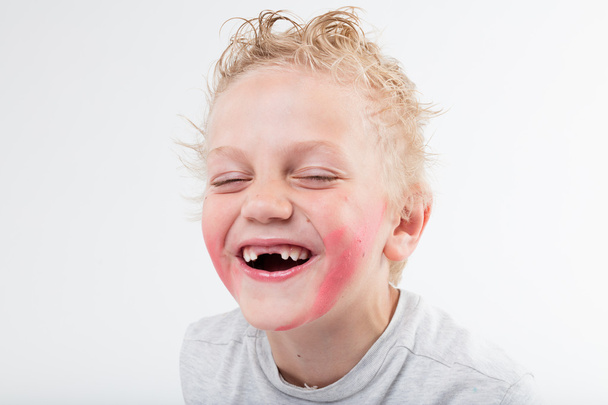 çocuk gülüyor pencereli dişlerini barikat - Fotoğraf, Görsel