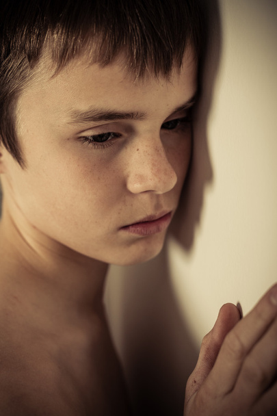 Szomorú fiatal tini fiú ferde fal - Fotó, kép