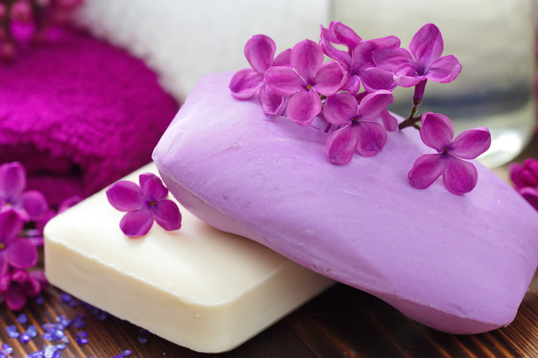 Ajuste SPA con jabón de flores y lila fresca
 - Foto, imagen