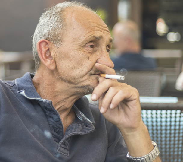 Vecchio fumatore prendere il suo veleno
 - Foto, immagini