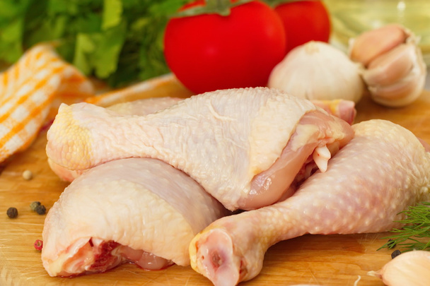 Pollo crudo con verdure e spezie prima della cottura
 - Foto, immagini