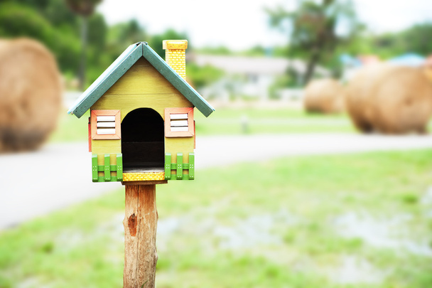 małe żółte drewniane skrzynki pocztowej w ogrodzie - Zdjęcie, obraz