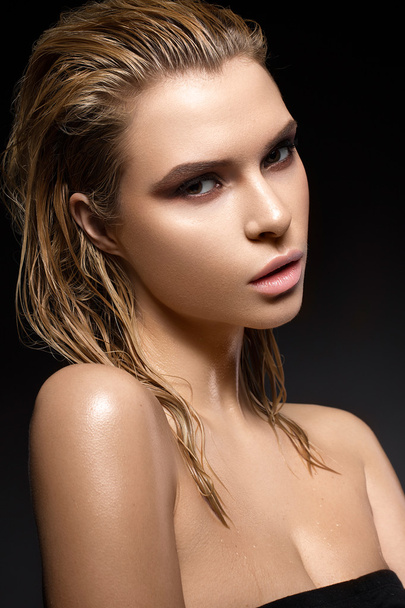 Beautiful girl with a wet hair and creative bright makeup - Fotó, kép