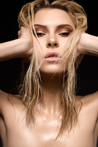 Beautiful girl with a wet hair and creative bright makeup - Fotografie, Obrázek
