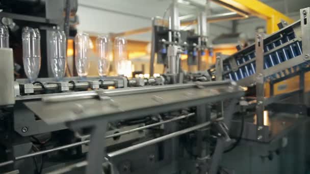 Produkcji plastikowych butelek wody - Materiał filmowy, wideo