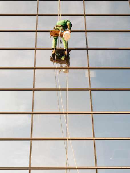 Limpiador de ventanas en el centro comercial. - Foto, Imagen