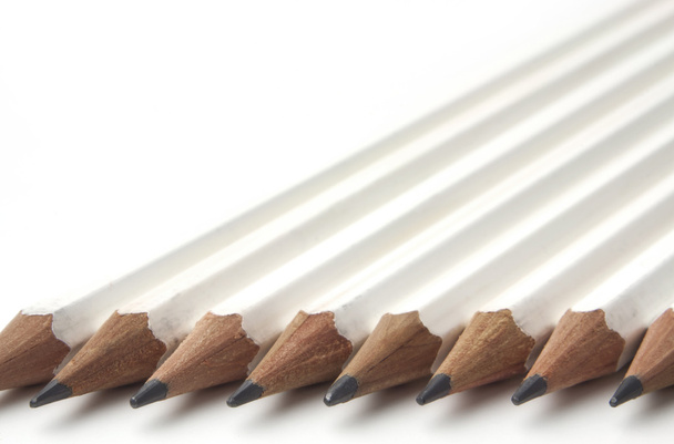 Ряд белых карандашей
 - Фото, изображение