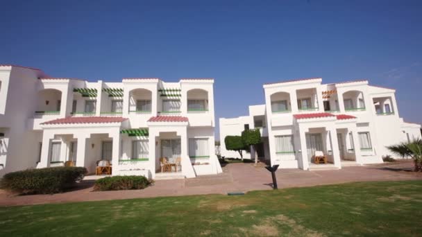 όμορφα λευκά κτιρίων-αρχιτεκτονική του ξενοδοχείου στην Αίγυπτο - Πλάνα, βίντεο