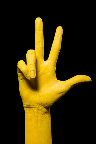 Main jaune montrant les doigts de l'arbre
.   - Photo, image