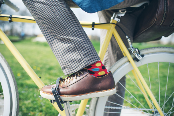 Όμορφος νεαρός με ποδήλατο που αφιερώνουν χρόνο σε εξωτερικούς χώρους - Φωτογραφία, εικόνα