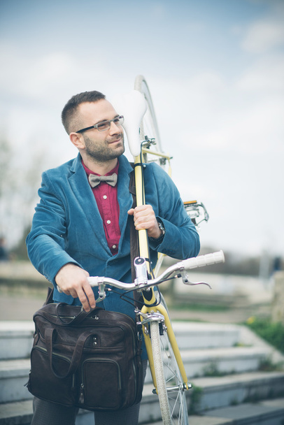 Jovem homem bonito com bicicleta passar o tempo ao ar livre
 - Foto, Imagem