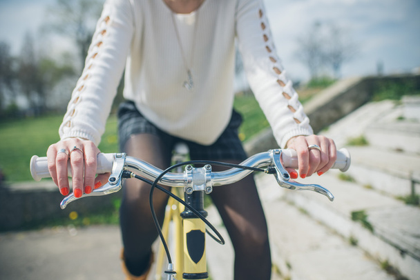 自転車は屋外で過ごす時間を持つ少女 - 写真・画像