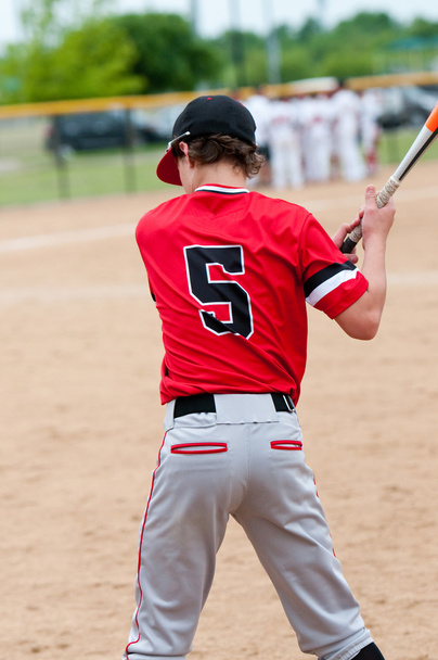 Молодий підліток бейсболіст ззаду
 - Фото, зображення